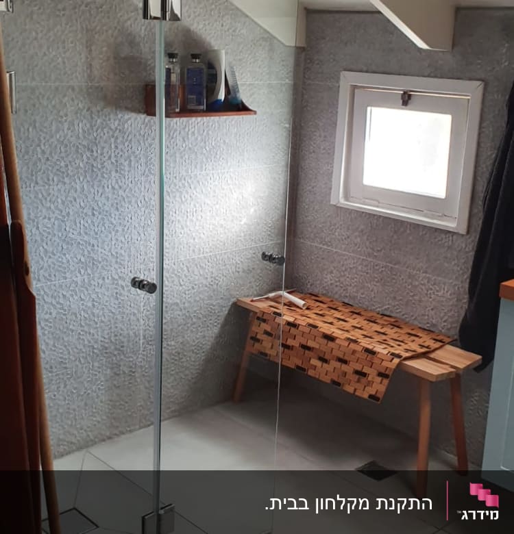 מקלחון זכוכית עם מדף וסבונים